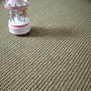 Revêtement sisal Quintana Grège en fibres naturelles avec mise en scène sobre et cadrage centré