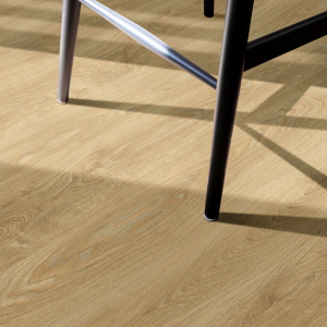 Sol vinyle Batimax Elias T32 imitation bois blond dans un espace intérieur lumineux avec chaises aux pieds métalliques noirs