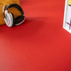 Sol PVC rouge uni Essentiel Color dans une mise en scène contemporaine aux couleurs contrastées