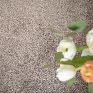 Tapis sur mesure Pulse taupe fumé, texture homogène au rendu sophistiqué