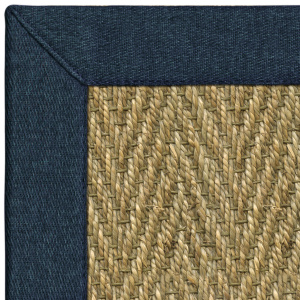 Tapis jonc de mer Bihar fin chevron, ganse polypropylène bleu nuit