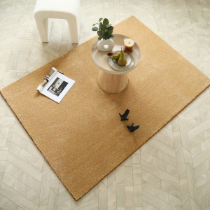 Mise en situation du tapis Select Camel - Résistant aux taches, avec mobilier clair et touches naturelles