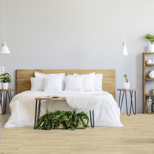 Lame vinyle clipsable - Gerflor R55 Lock+ Acoustic - Corregio natural dans une chambre lumineuse avec lit blanc et plantes