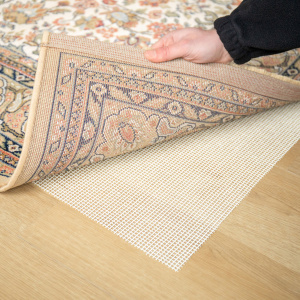 Antidérapant pour tapis placé sous un tapis pour éviter qu’il ne glisse sur parquet