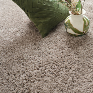 Moquette shaggy marron tendre Back70 Revival, texture dense esprit rétro chic