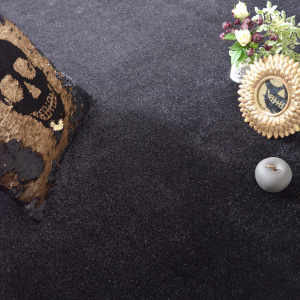 Moquette Paillettes Star Noir avec coussin et vase dans une ambiance chaleureuse et sophistiquée