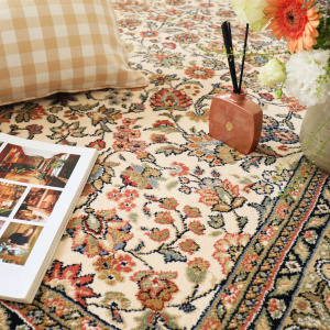 Ambiance feutrée sur tapis Mamie in love corail doux avec fleurs et lecture détente