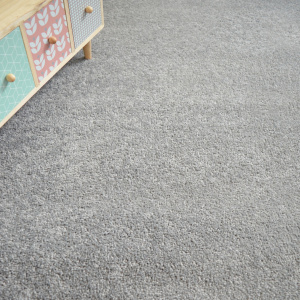 Moquette Manège Gris éléphant avec meuble enfant dans ambiance douce et neutre