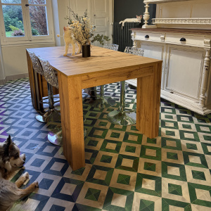 Sol vinyle éco-conçu Losanges de marbre blanc et vert dans une salle à manger chaleureuse