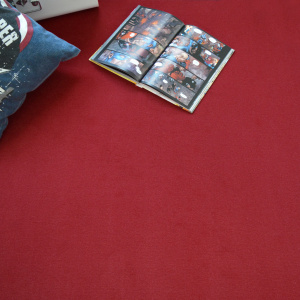 Texture velours rouge intense de la moquette Loft Résist, décor cosy et détente