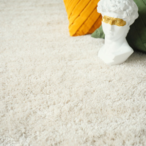 Tapis épais Back70 Shaggy crème, longues mèches moelleuses dans ambiance rétro chic