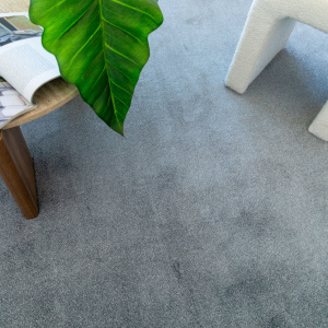 Tapis sur mesure gris brume Pulse, confort velours dans salon chic et feutré