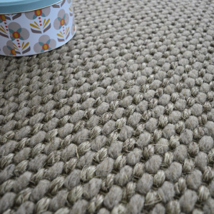 Moquette à la coupe Albury grosses boucles Taupe, détail tressage laine et sisal