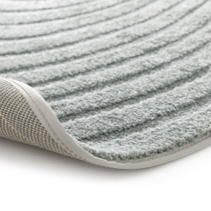Détail du dessous du tapis en relief Circle - Cercle gris bleuté, forme ovale souple