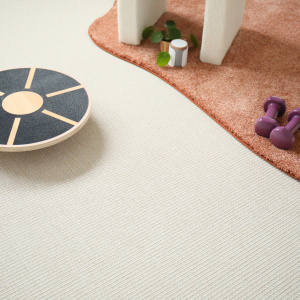 Moquette tissé plat Yoga Blanc fleur de coton avec tapis de yoga et accessoires dans une ambiance bien-être