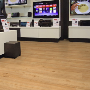 Lames vinyle Gerflor Creation 40 rigid acoustic Ballerina dans un espace commercial moderne