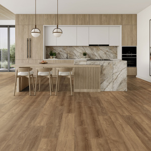 Lame vinyle clipsable - Gerflor R55 Lock+ Acoustic - Woody dark dans une cuisine spacieuse aux tonalités bois et minérales