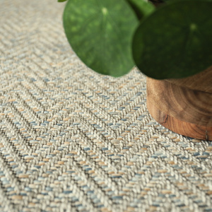 Tapis sur mesure Tissé plat Java Chevron gris grège - gros plan