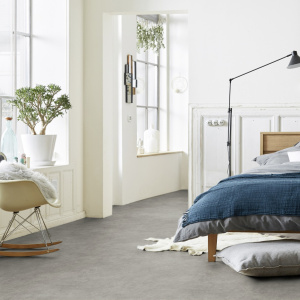 Sol PVC Best effet béton gris dans chambre avec lit et mobilier