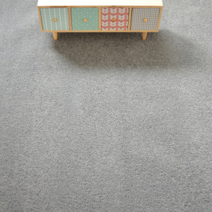 Moquette Manège Gris éléphant rendu homogène avec mobilier bois pastel