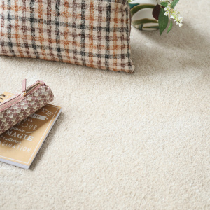 Moquette épaisse Touch Beige clair, sol textile fabriqué en Europe pour intérieur cosy