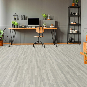 Sol PVC textile économique parquet chêne gris lames étroites, ambiance travail contemporaine