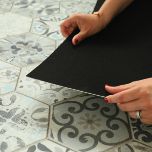 Sol vinyle textile Black Edition 3D carrelage hexagonal ancien, détail pose et structure du revêtement