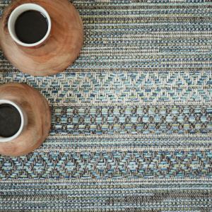 Moquette tissé plat Aztlan Blue multicolor avec motifs graphiques et ambiance chaleureuse