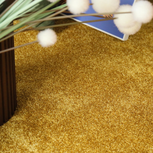 Moquette velours Feelings Balsan Jaune Carat 350 avec plante décorative et ambiance naturelle