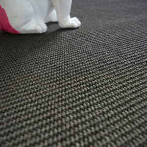 Tapis sisal Yucatan anthracite, détail du tissage serré en fibres naturelles