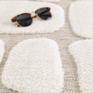 Tapis de salon en matière recyclée Ode à la douceur beige et crème - vue de près