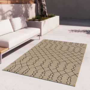 Tapis Scandinave marron et noir, posé sur terrasse moderne avec canapé beige clair