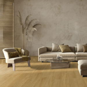 Lame vinyle - Gerflor Senso Unik - Madera miel dans un salon élégant aux matières et teintes naturelles