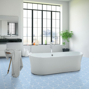 Sol vinyle textile économique Rosace géométrique bleue dans salle de bain moderne