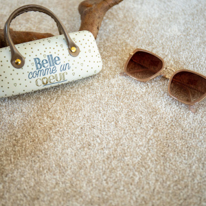 Dalle moquette velours Flexi Home beige, surface chaleureuse et élégante pour intérieur moderne
