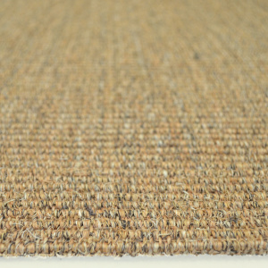 Tapis de couloir sisal Maïs avec finition nette et sous-couche facilitant la pose en escalier