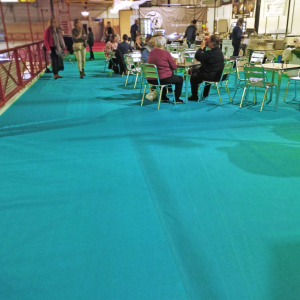 Moquette filmée Stand Event turquoise avec film, sol de stand sobre et facile à poser pour salon ou foire