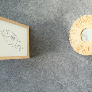 Moquette douce Charme Gris velours avec mise en scène épurée et tonalité profonde