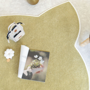 Tapis Miaou - Chat Kawai - Vert matcha mis en scène avec magazine et petits accessoires déco