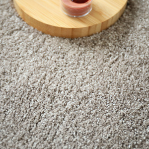 Fibre douce et dense tapis Influence grège clair confectionné en France