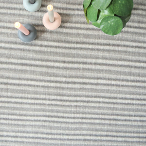 Moquette Nusa Blanc craie avec tissage petites boucles et objets décoratifs dans une ambiance apaisante