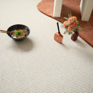 Moquette tissé plat Pilates Blanc fleur de coton avec objets décoratifs et vase dans une ambiance épurée