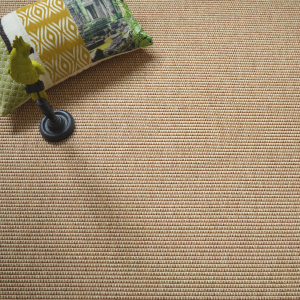 Moquette Lombok Naturel avec tissage structuré et accessoires déco dans une ambiance naturelle