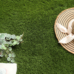 Ambiance détente sur terrasse avec gazon Monaco 49 mm naturel