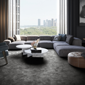 Moquette douce Hypnose Noir velours dans un salon contemporain au style sophistiqué