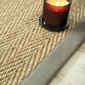 Tapis jonc de mer Bihar fin chevron finition vert mousse - gros plan
