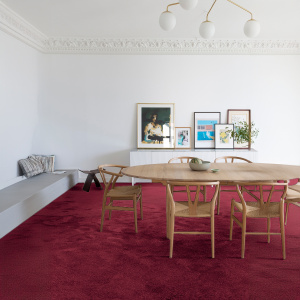 Moquette douce et résistante Lumicolor rouge bordeaux, idéale pour une déco raffinée et abordable