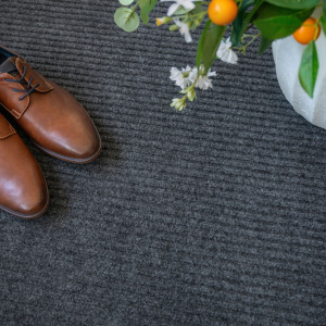 Tapis d’entrée côtelé gris, ambiance déco avec chaussures en cuir marron