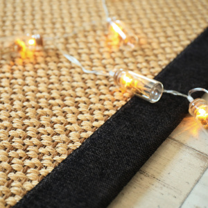 Tapis naturel en sisal Slow doré avec ganse chenille brun chiné détail de la bordure