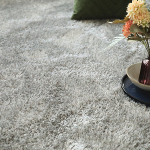 Moquette épaisse Éclat FusionBac shaggy gris clair à fibres longues dans une mise en scène déco naturelle et chaleureuse